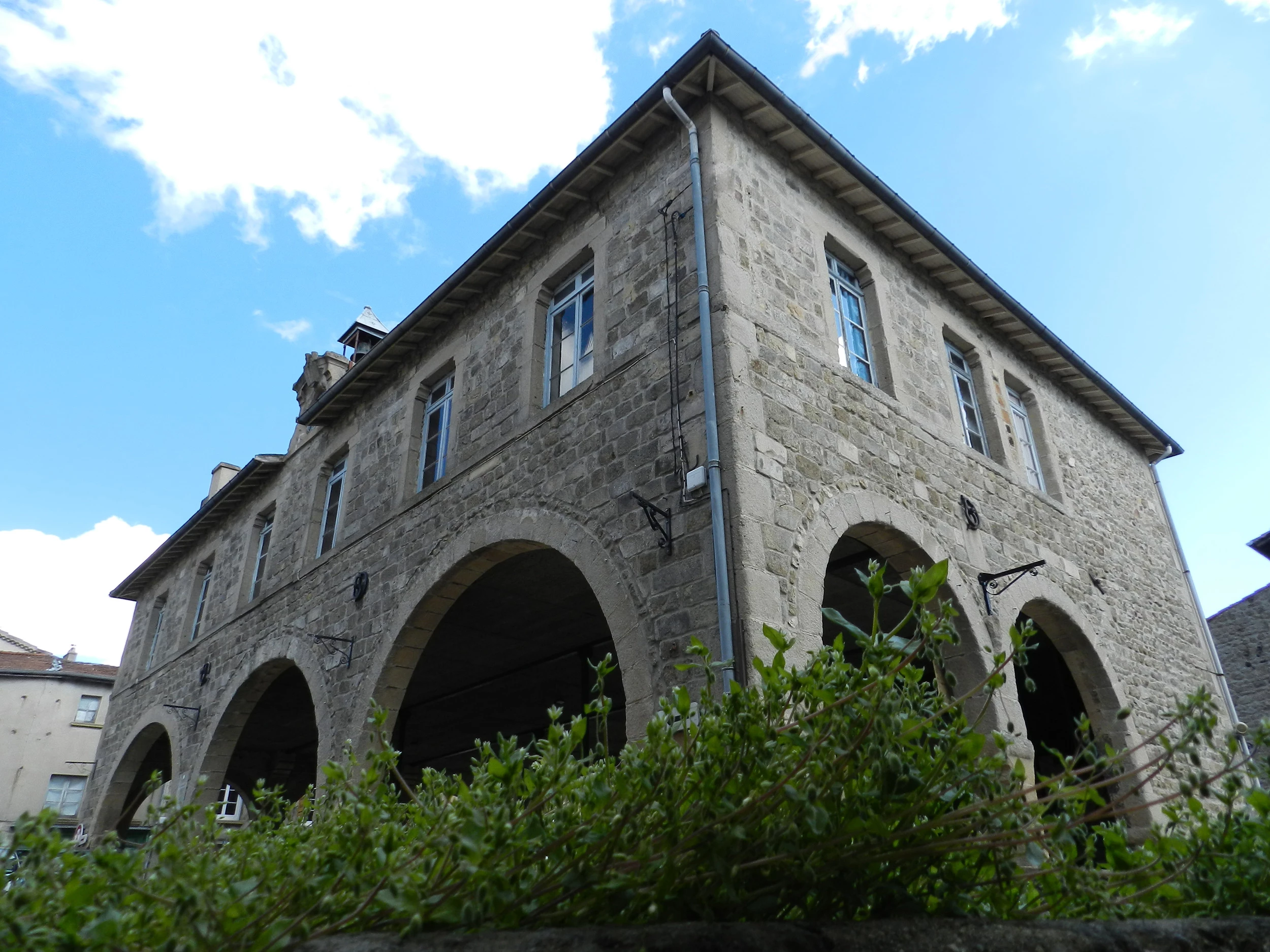 La Hall de Saint-Didier-en-Velay en Loire Semène